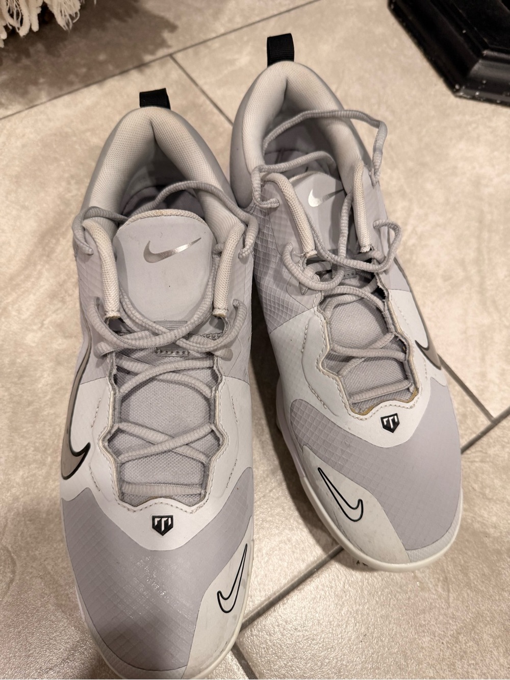 🔥🔥BACK TO SCHOOL SALE🔥🔥Nike Men’s Light Gray and White Sneakers size 11